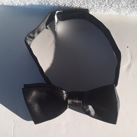 Boys Black Bow Tie w/ adjustable velcro strap, 14" to 16" diameter - Picture 5 of 5